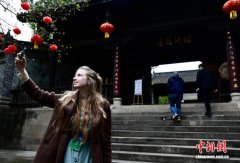 中美学者漫步昭化古城：在古建筑中读懂文化